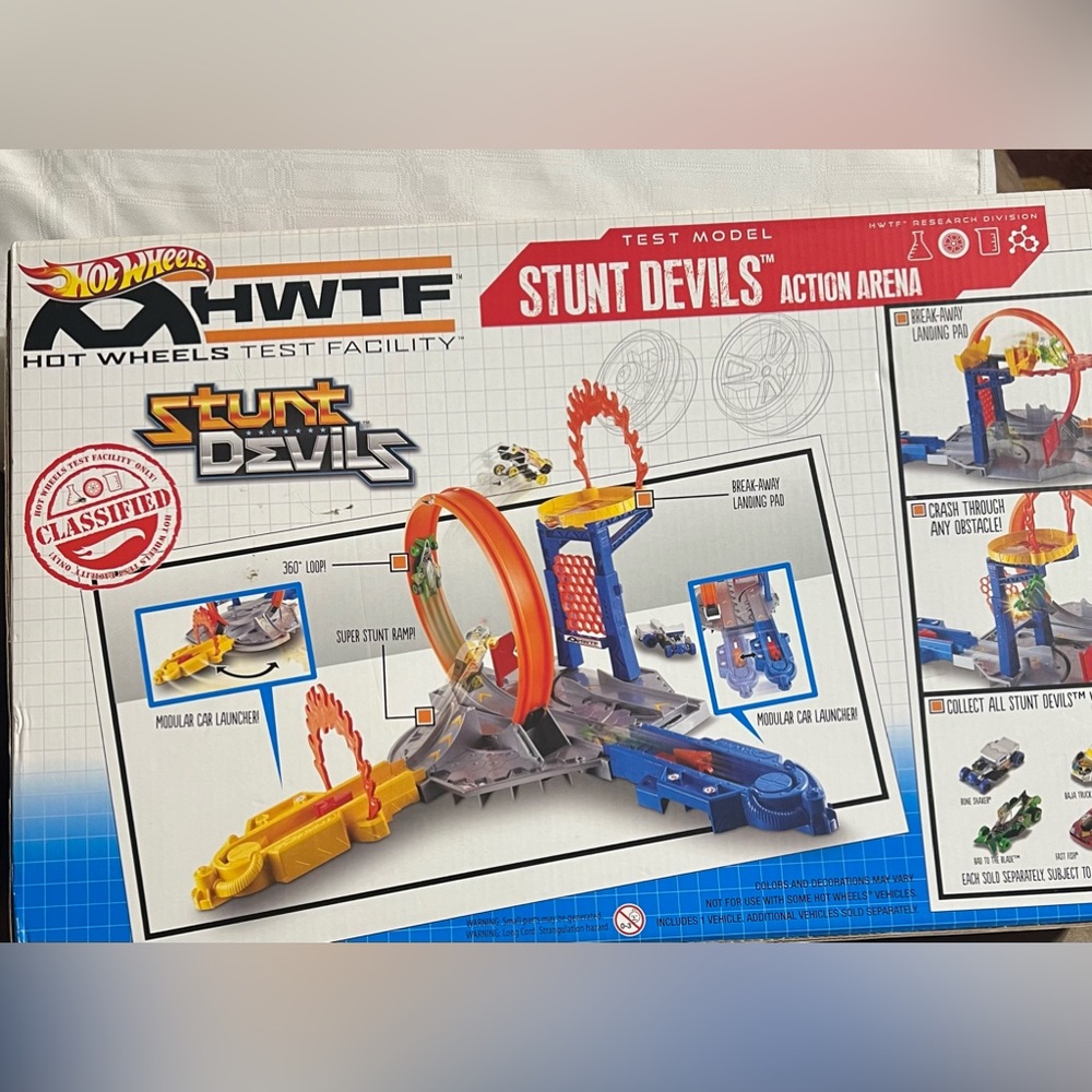 HOT WHEELS FACILITY TEST MODEL STUNT DEVILS ACTION ARENA NIB 2012 NEW~ MATTEL